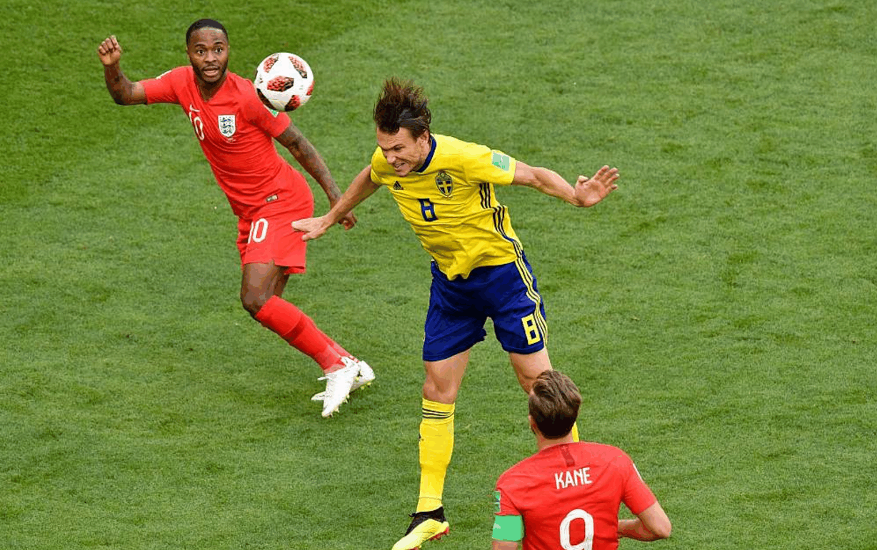 关于今夜欧超杯传出新动向；上海海港遗憾出局；管理层表态：引发热议；更衣室氛围转暖的信息